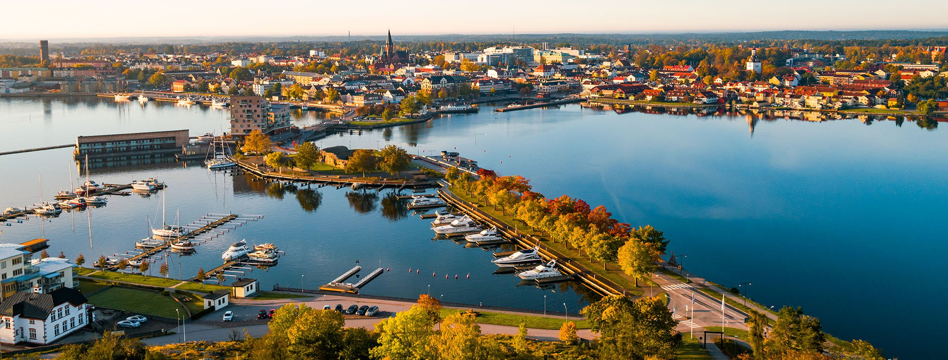 Flygbild över Västerviks stad i höstljus.