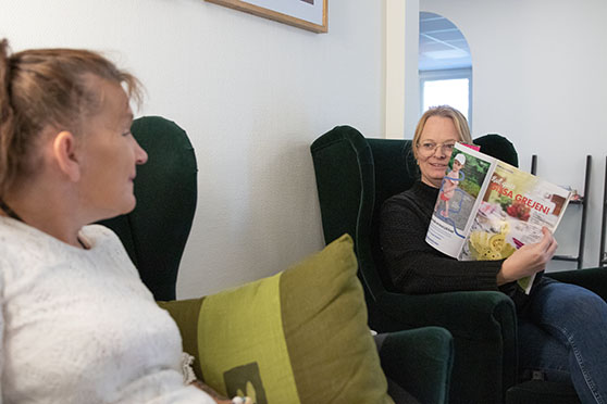 Monica och Susanne läser tidning