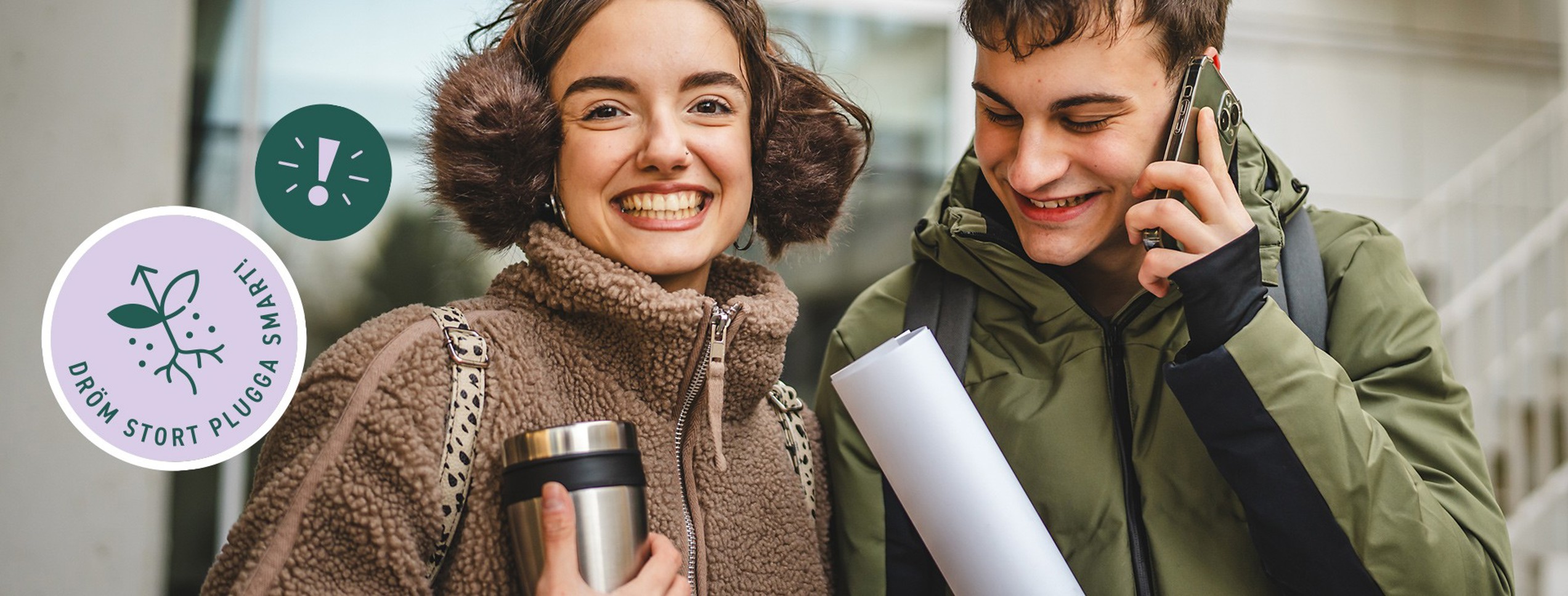 Två glada studenter i studiemiljö