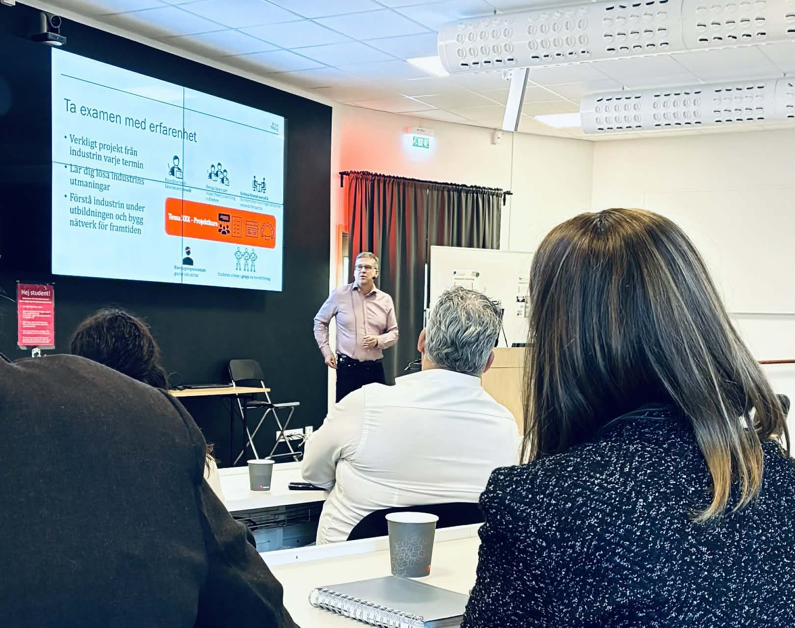 Man håller i informationsmöte.