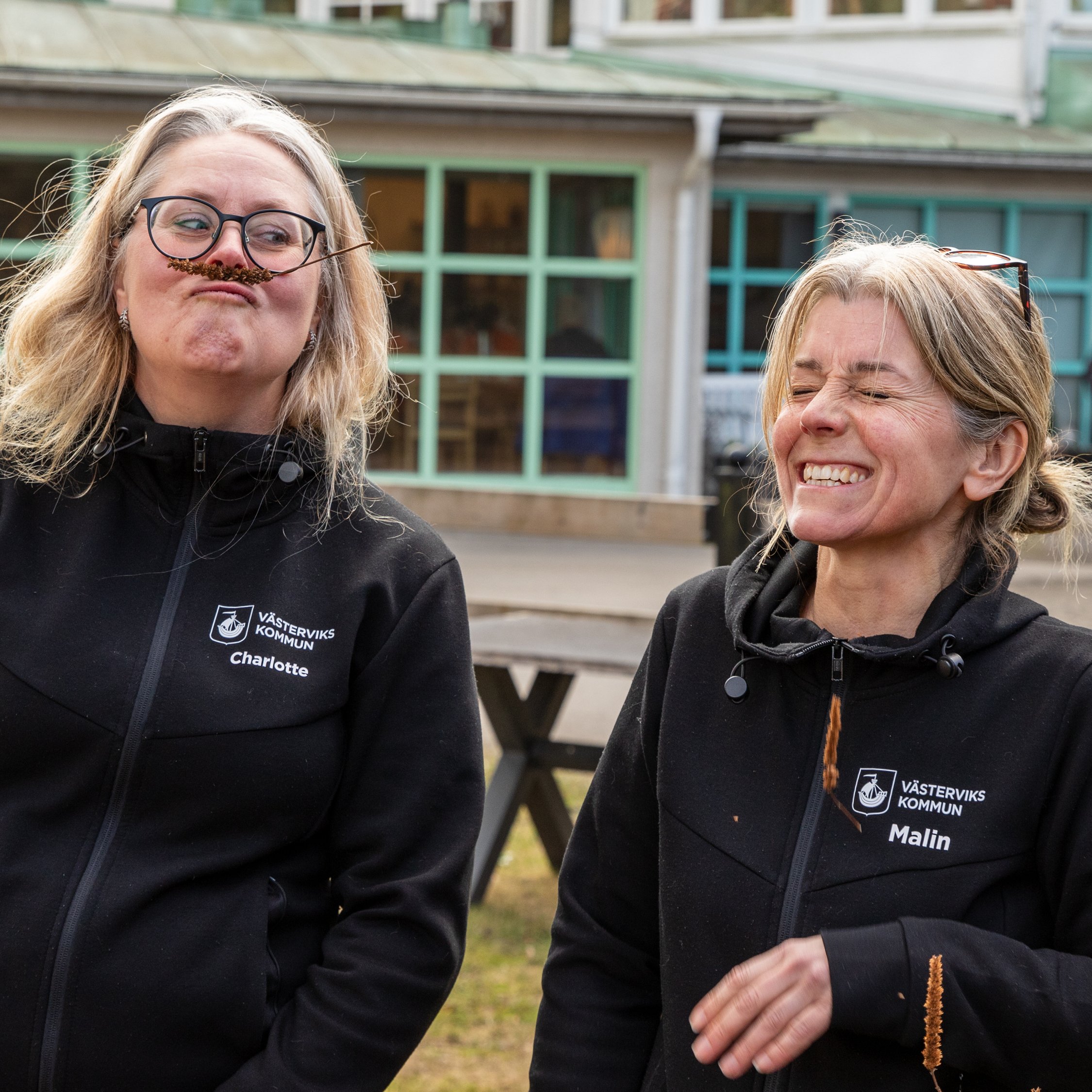 Skojig porträttbild på två medarbetare.