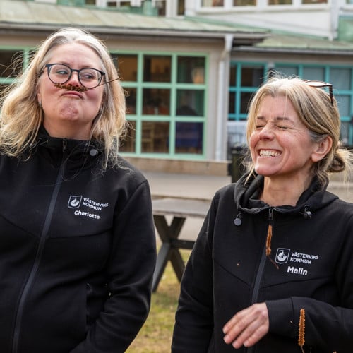 Skojig porträttbild på två medarbetare.