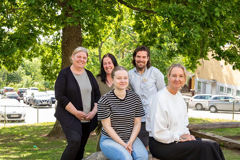 Gruppbild på delar av personalen.