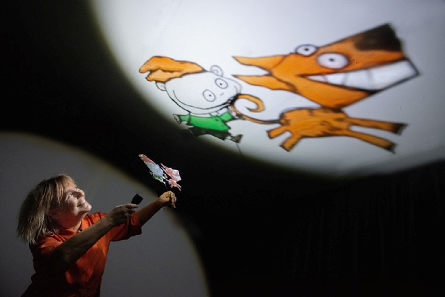 Ett skuggspel med en hund och ett barn.