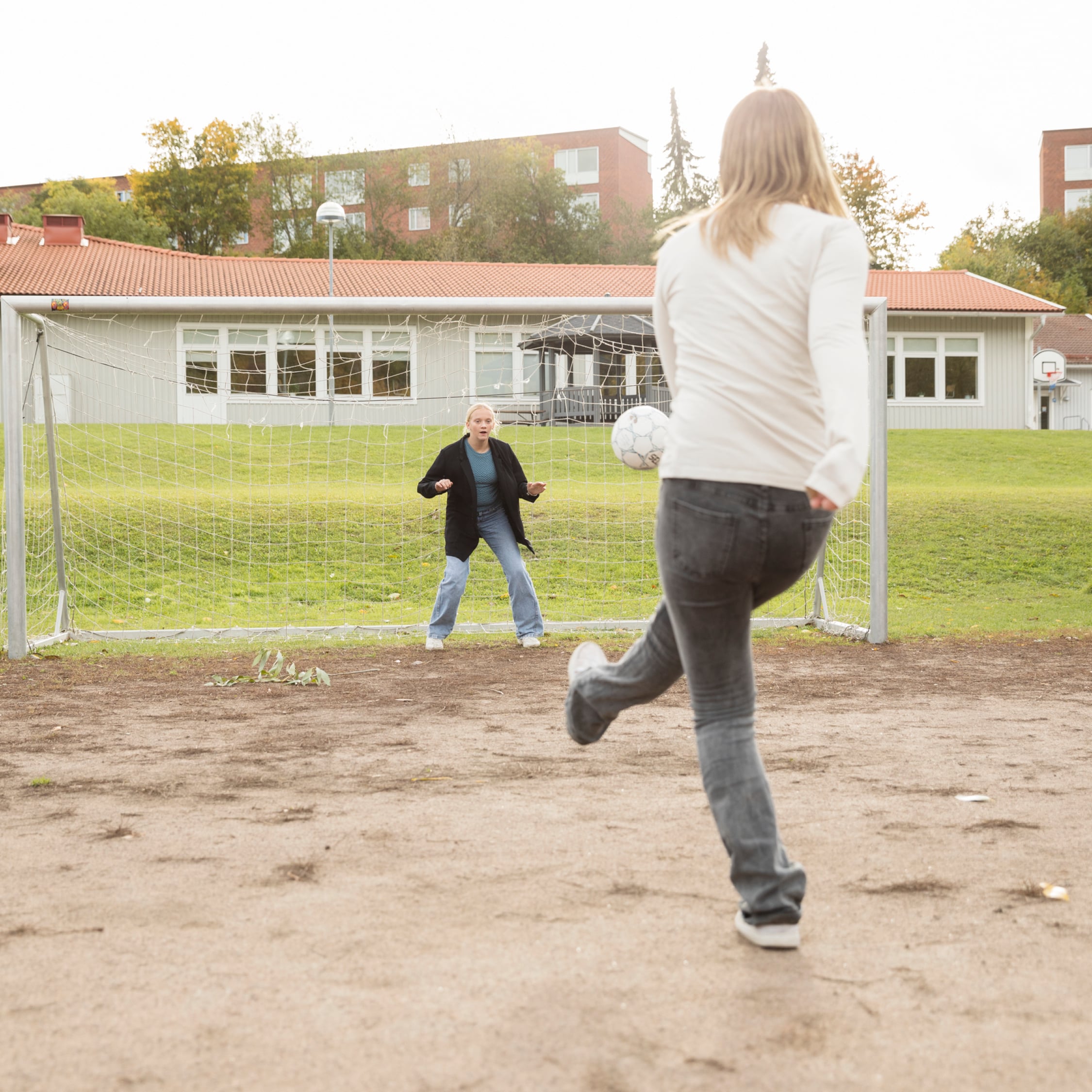 Barn som spelar fotboll.