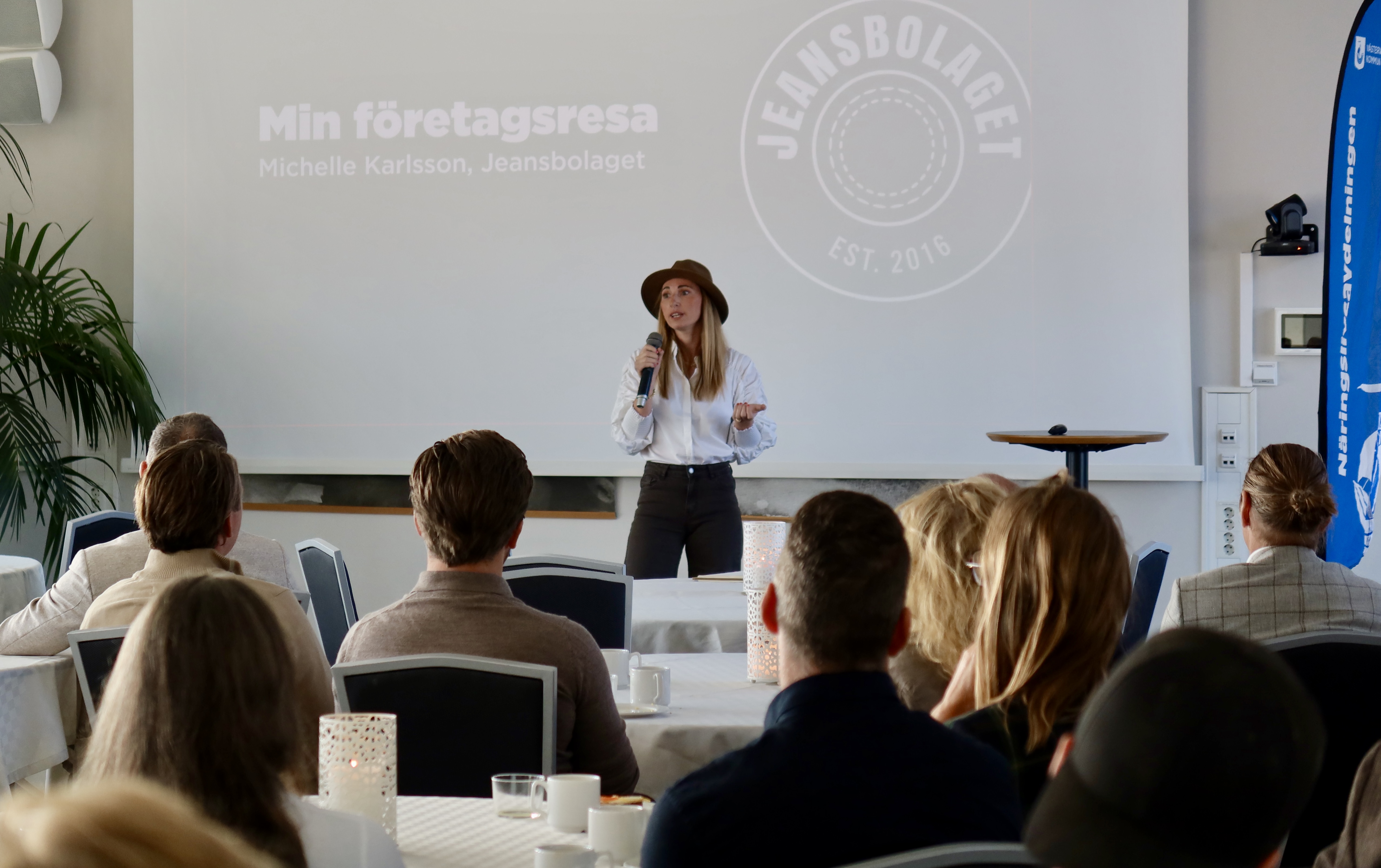 Michelle Karlsson håller presentation av sin företagsresa med Jeansbolaget.