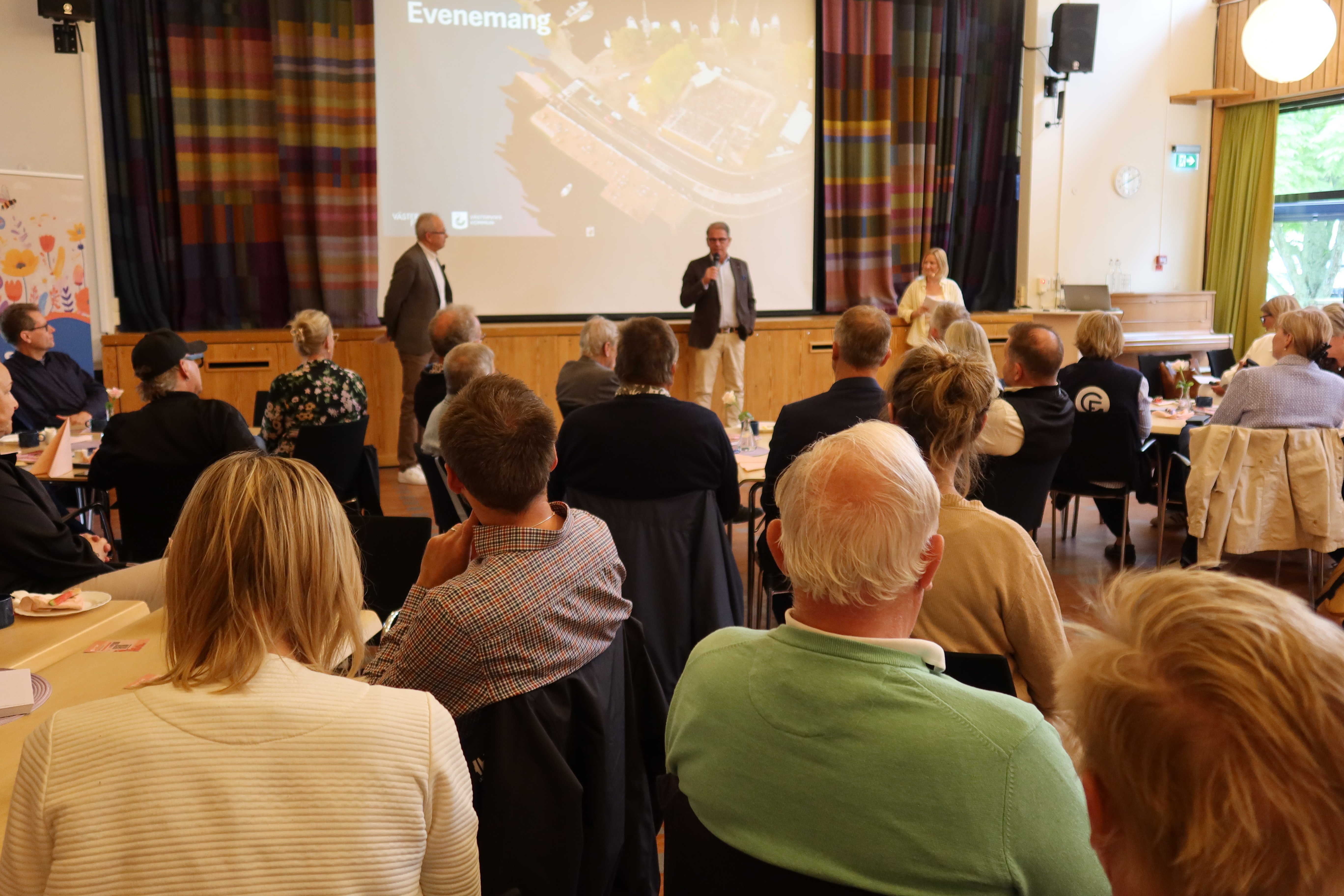 Harald Hjalmarsson, kommunstyrelsens ordförande, presenterar på en näringslivsfrukost på Folkhögskolan i Gamleby.