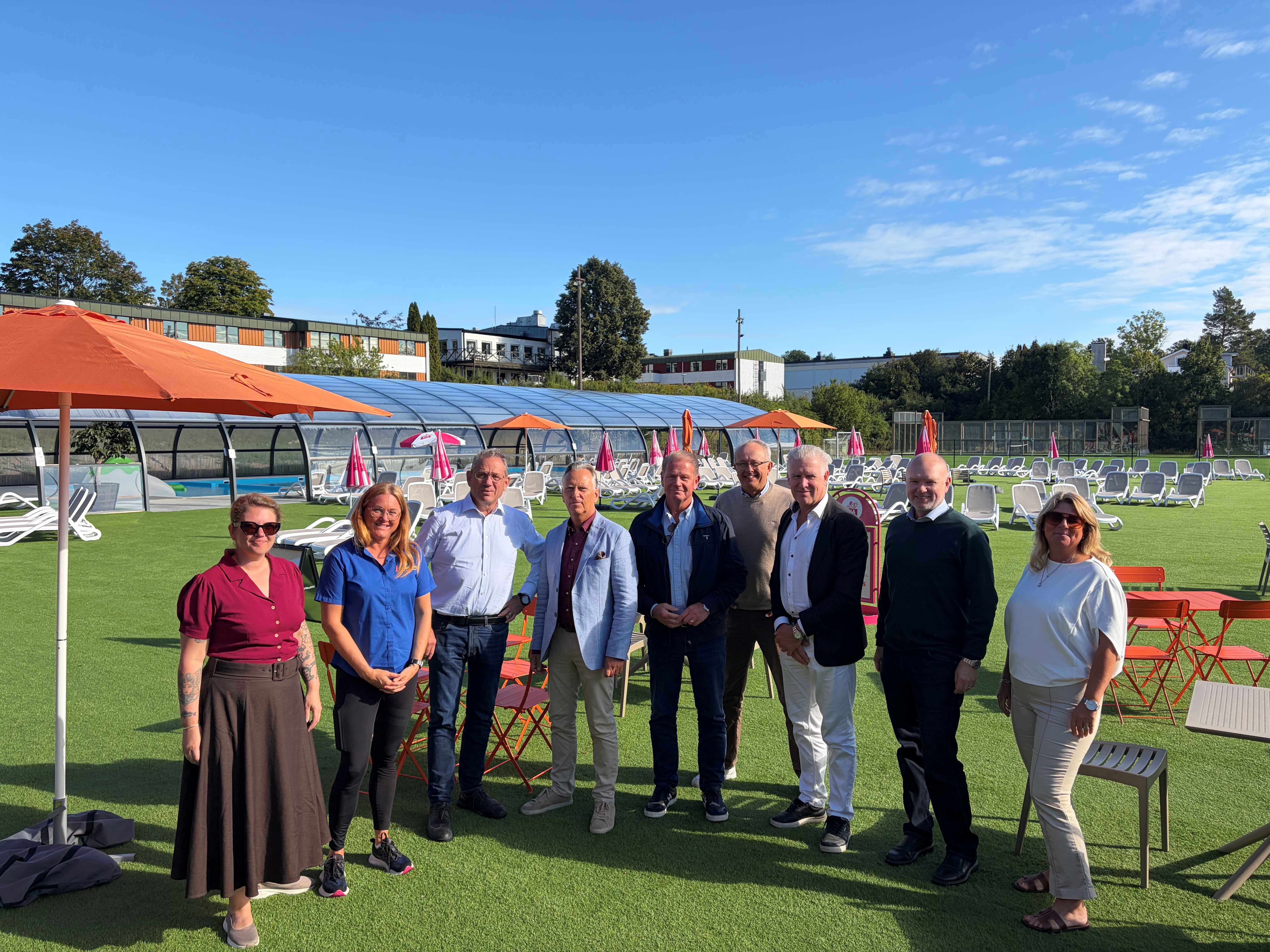 En gruppbild på personer som är på företagsbesök
