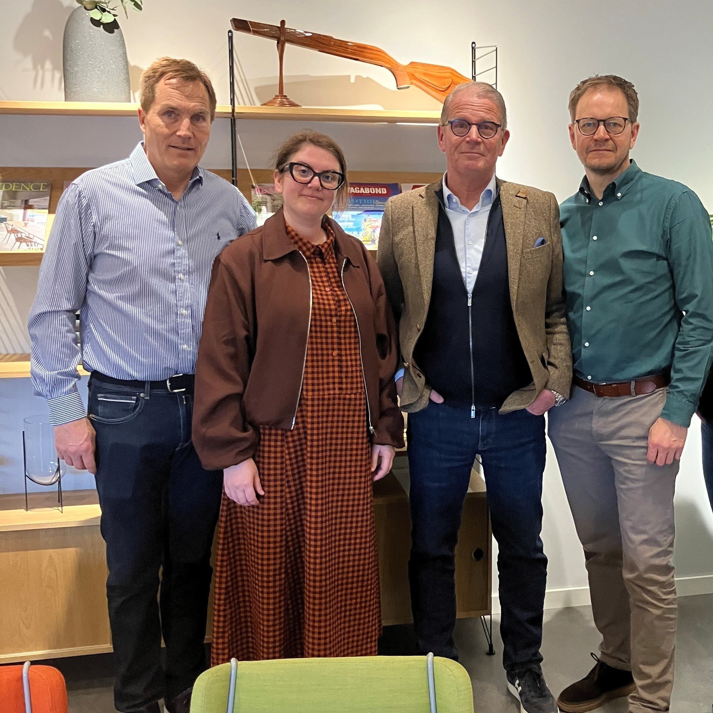 fyra personer poserar på en bild