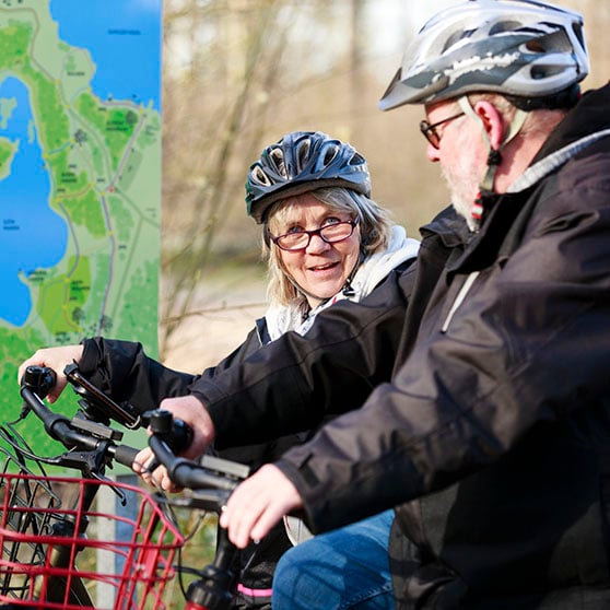 Två personer på cykel. 