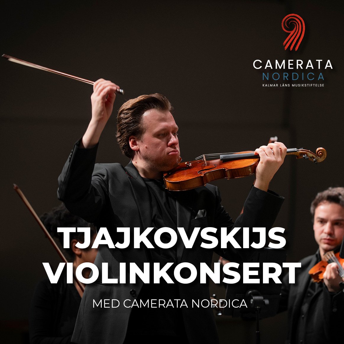 Vi ser en man som spelar fiol. Han håller sin stråke högt över huvudet.