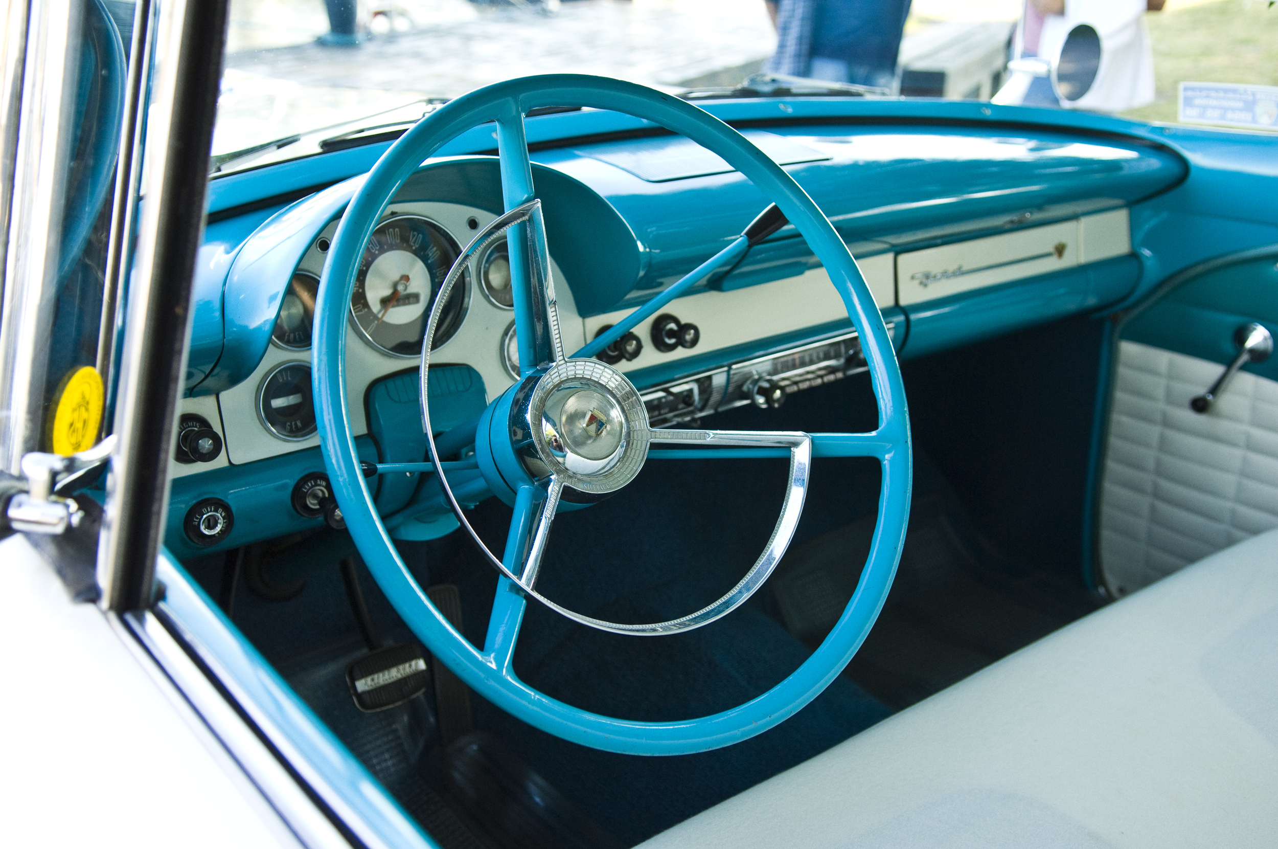 Bild på en gammal bil. 