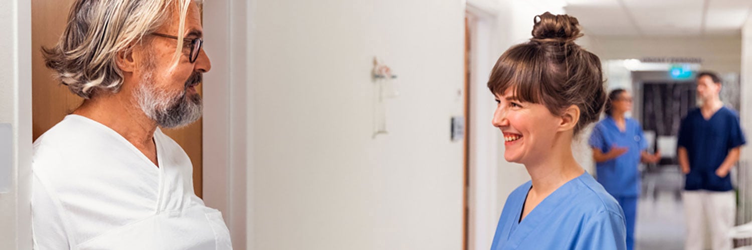 Vårdpersonal som pratar med varandra i korridoren