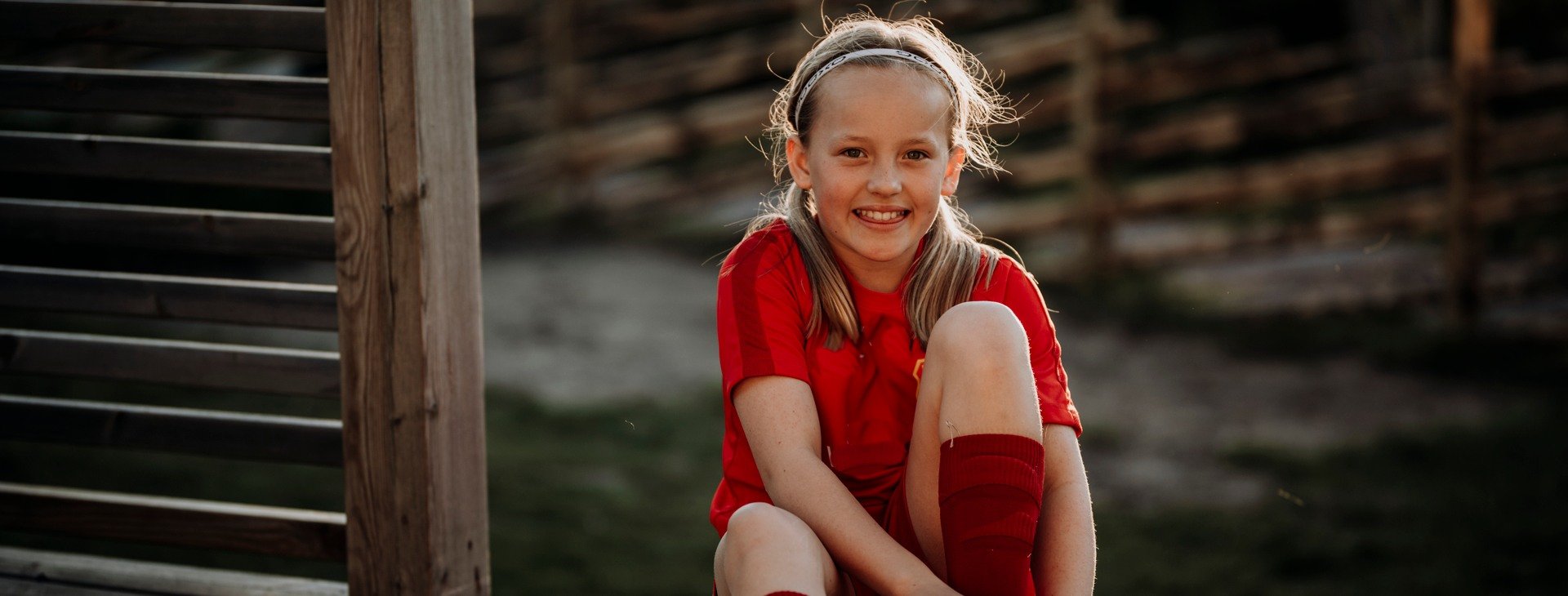 Ung tjej i fotbollskläder.