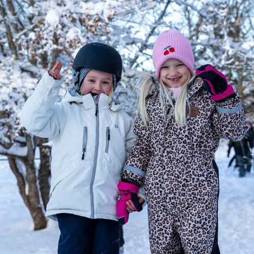 Barn i snö.