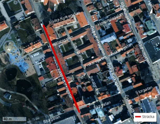 Västra kyrkogatan, mellan Södra kyrkogatan och Storgatan. 