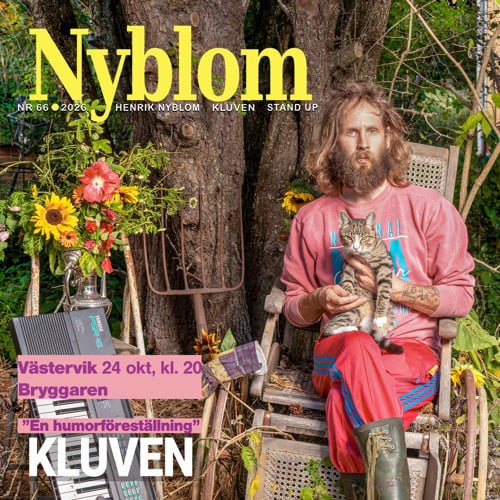 Henrik sitter på en pall och ser förbryllad ut.Han håller i en katt
