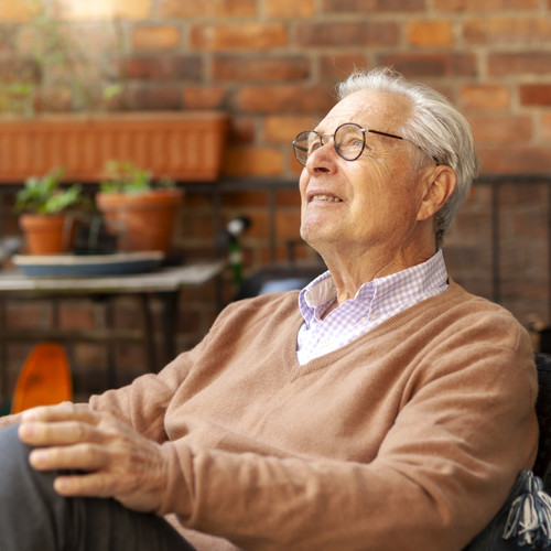 Man som tittar mot himlen.