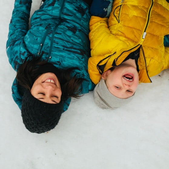 Mamma som leker med barn.