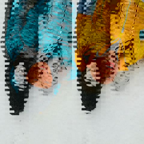 Mamma som leker med barn.