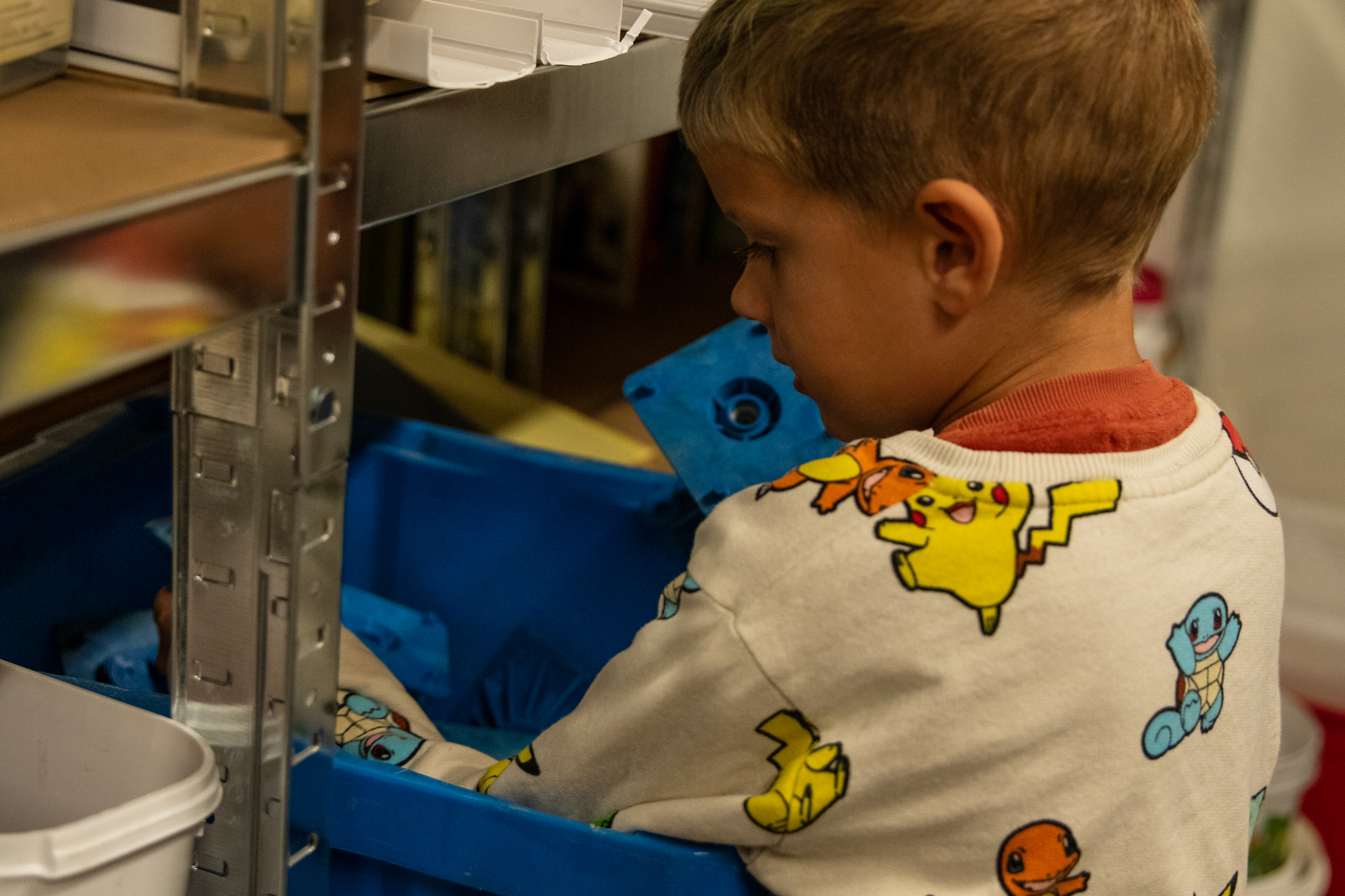 Barn leker med material.