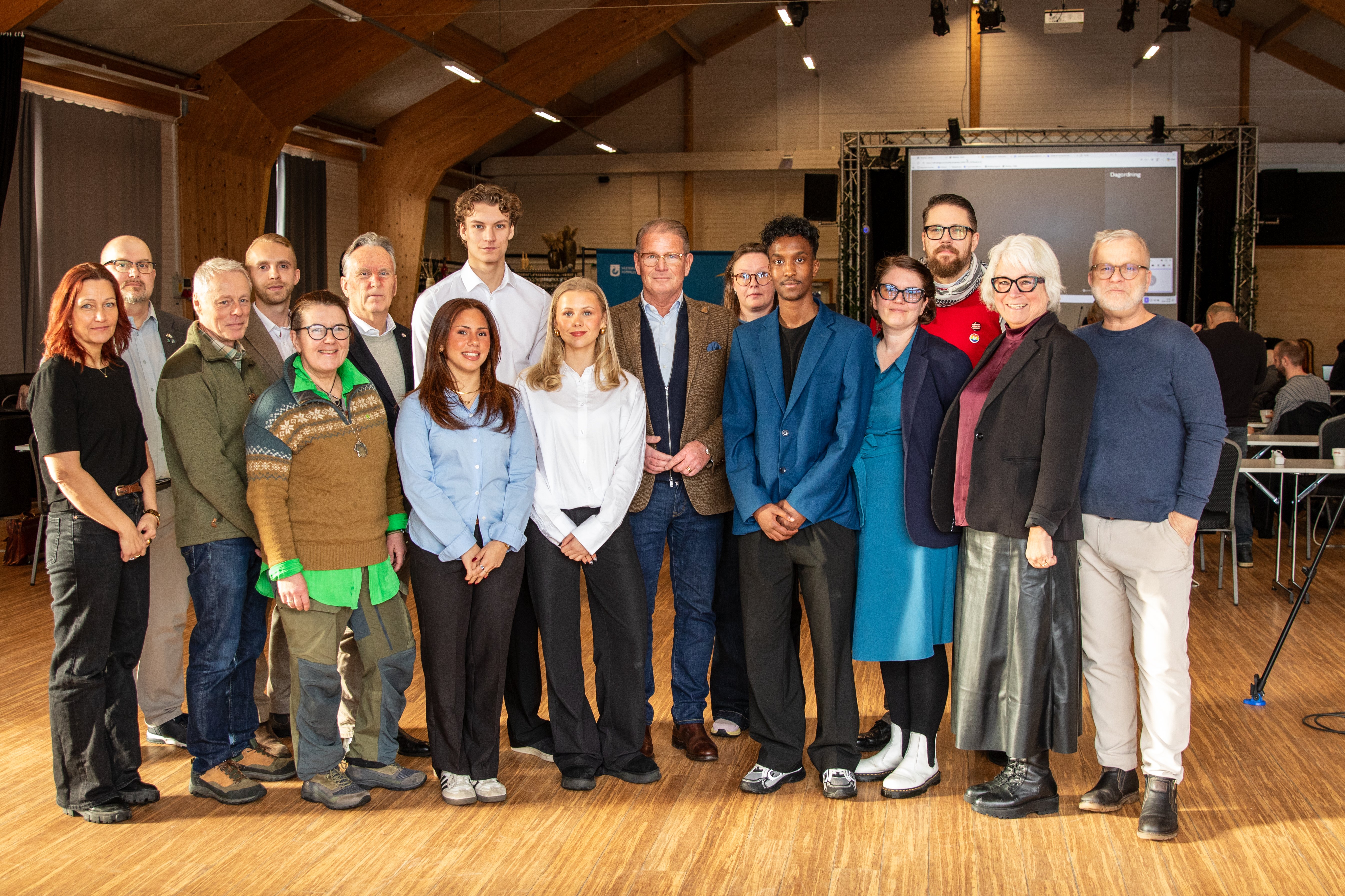 Gruppbild med UngAgenda UF, tjänstepersoner och politiker.