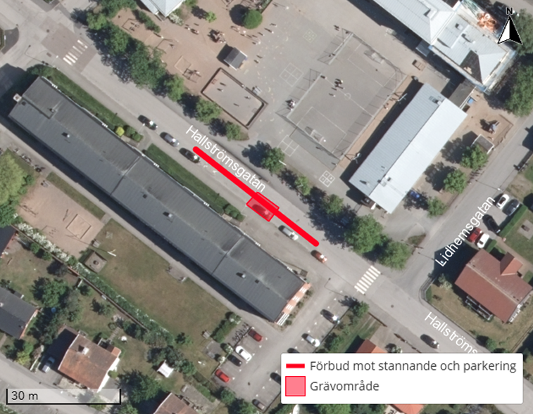 En del av Hallströmsgatan (nummer 48) stängs av för parkering och stannande. Bilden visar grävområdet. 