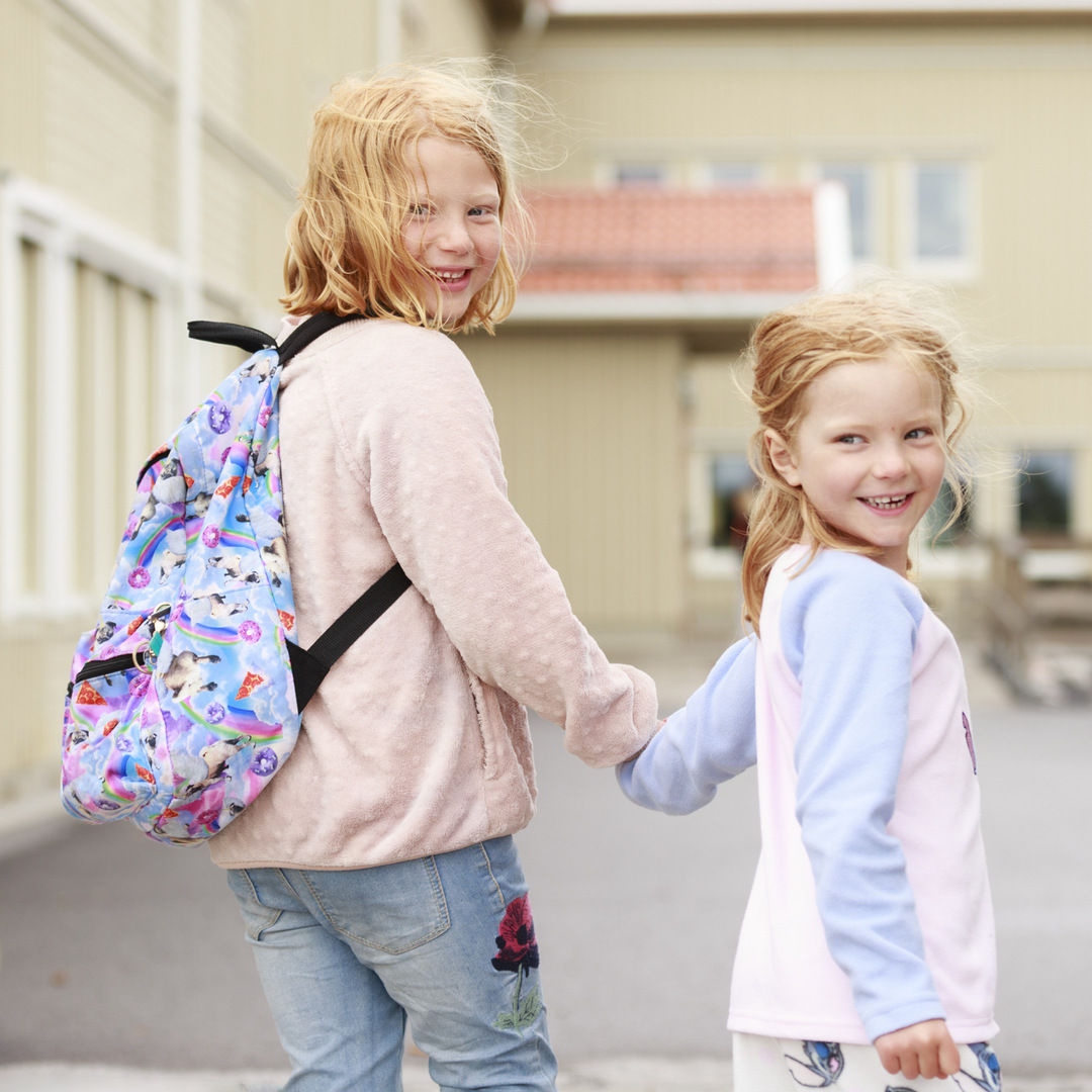 Barn som håller hand.