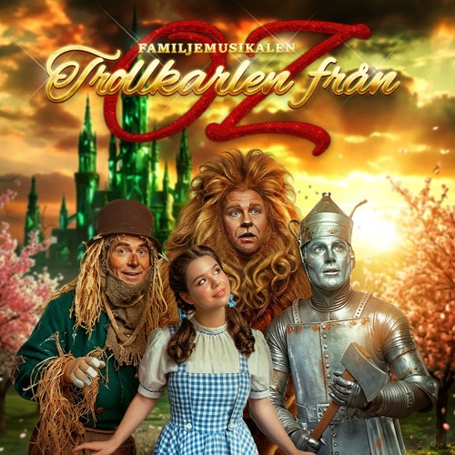 På bilden suns alla skådespelare i klädda sina kostymer, plåtmannen, lejonet, fågelskrämman och Dorethy