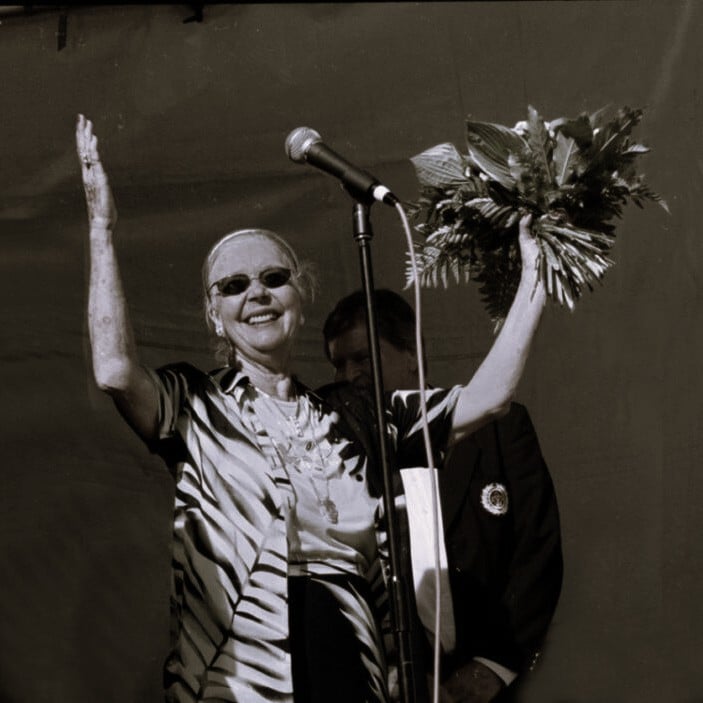 Bild på Alice Babs som håller en bukett av blommor