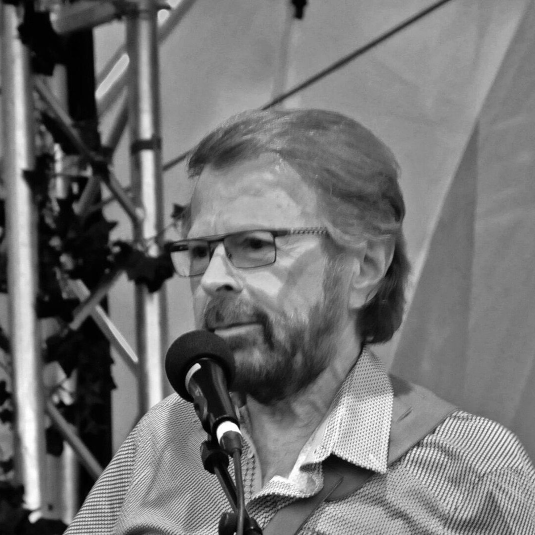 Bild på Björn Ulvaues som sjunger i en mikrofon