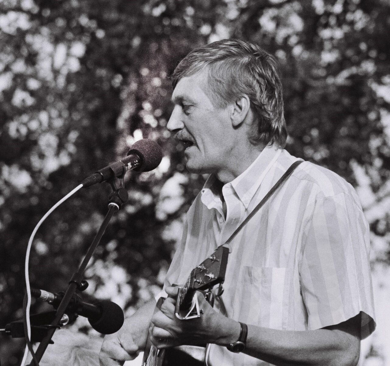 Bild på Hansi Schwarz som sjunger i en mikrofon