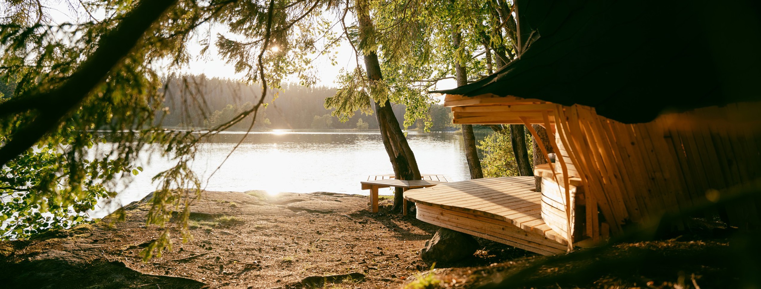 Vindskydd i trä vid en sjö. 