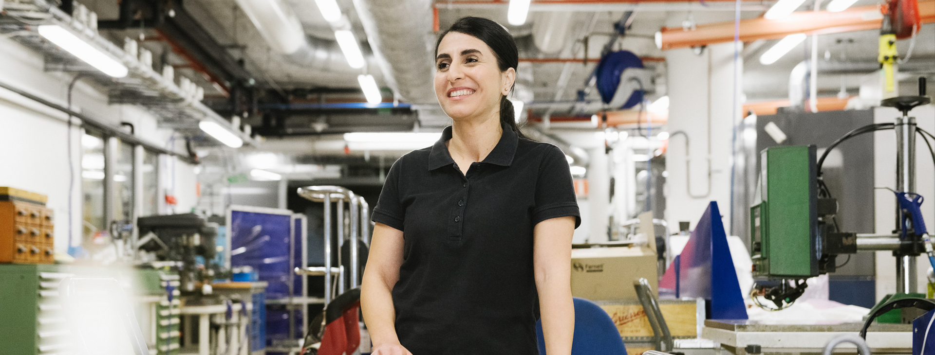 Kvinna som arbetar inom industrin.