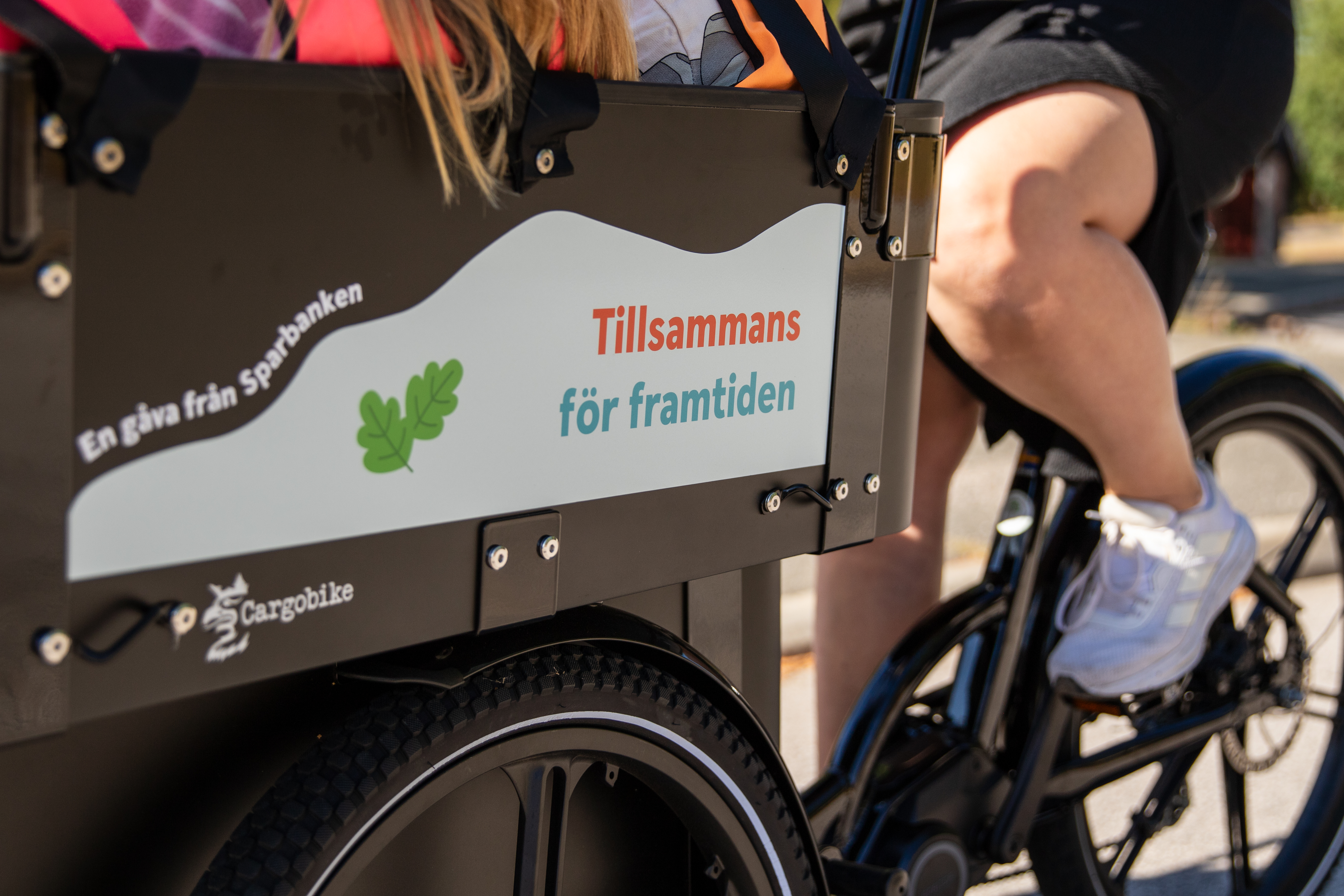 Närbild på lådcykel.