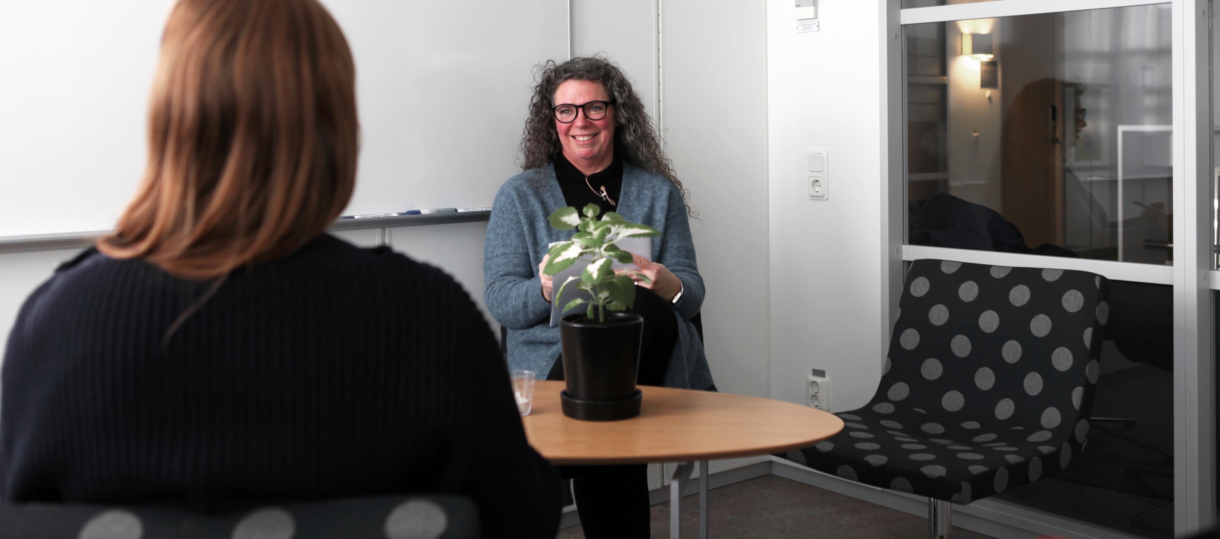 Två kvinnor i samtal.