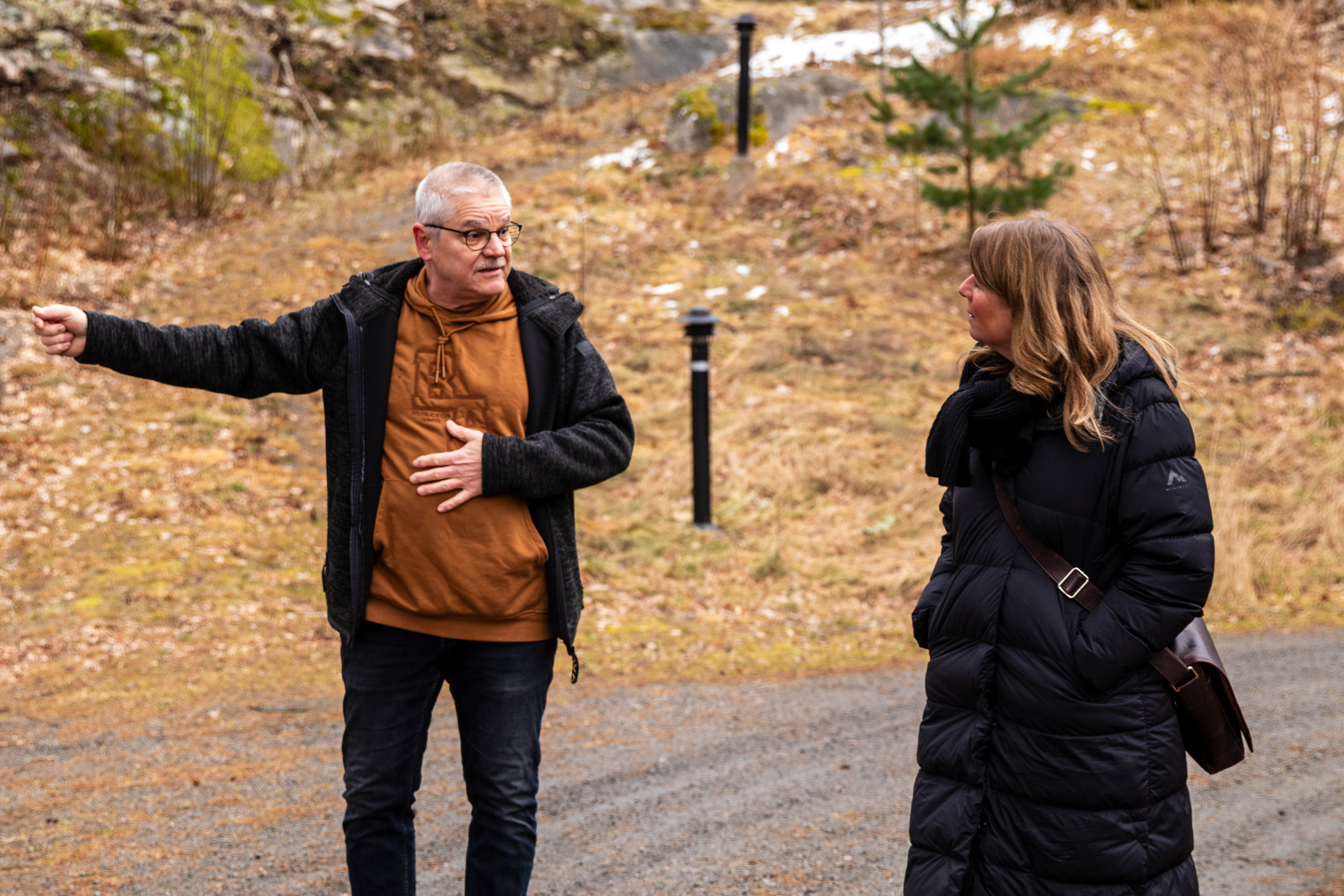 Campingägaren Roger pekar ut över campingen, samtidigt som han förklarar något för företagslotsen Lotta Bäckström Svensson.