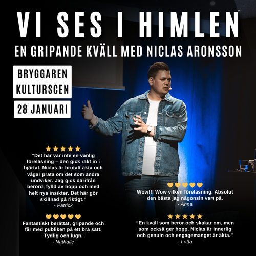 Niclas står och visar en skärmbild. Han har en jeansjacka på sig. Han ser allvarsam ut.