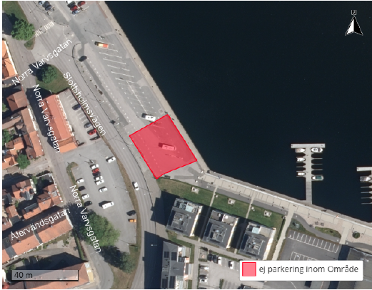Förbud att stanna eller parkera på Skeppsbrons parkering i Västervik. 