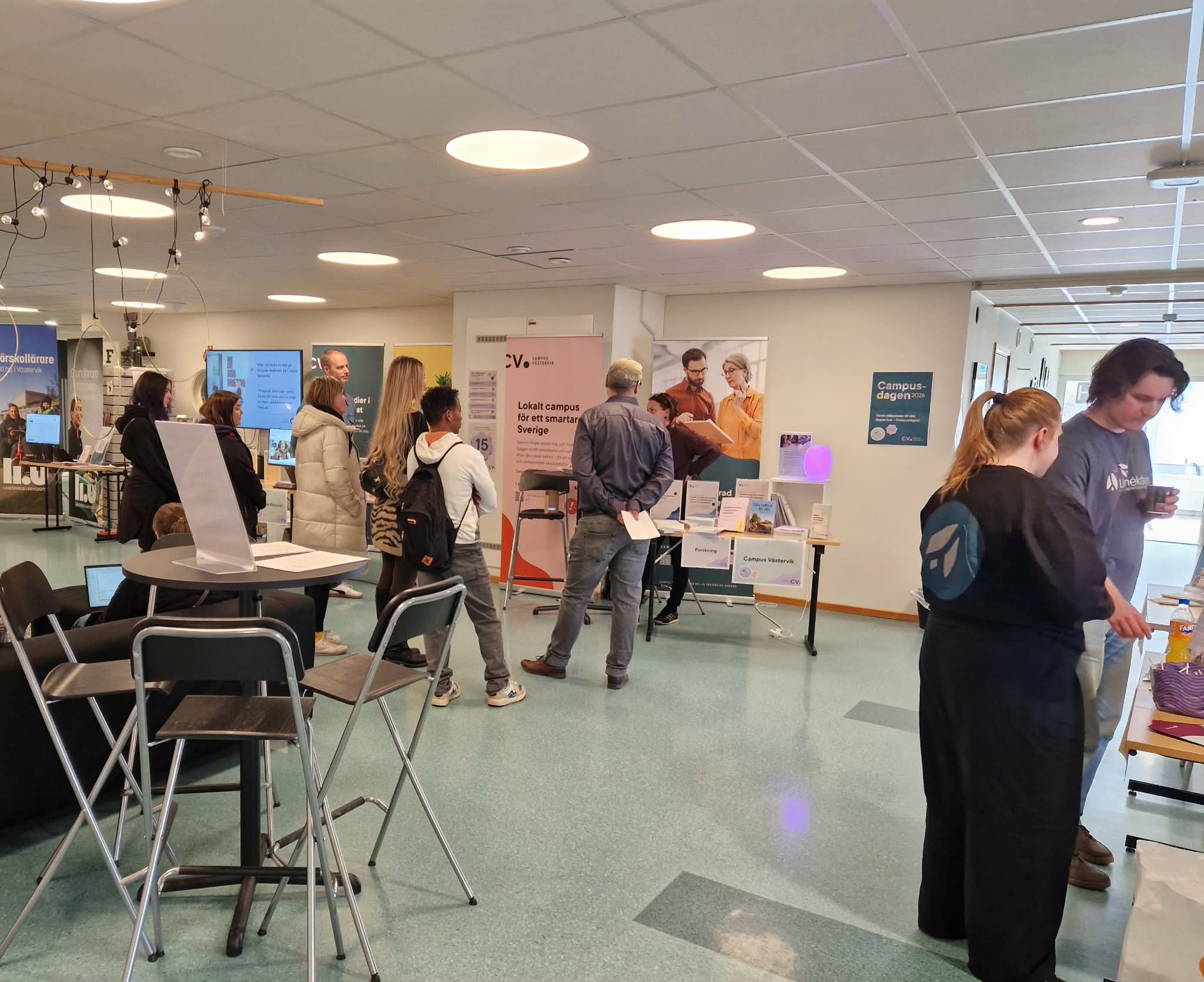 Fyra kvinnor samtalar.