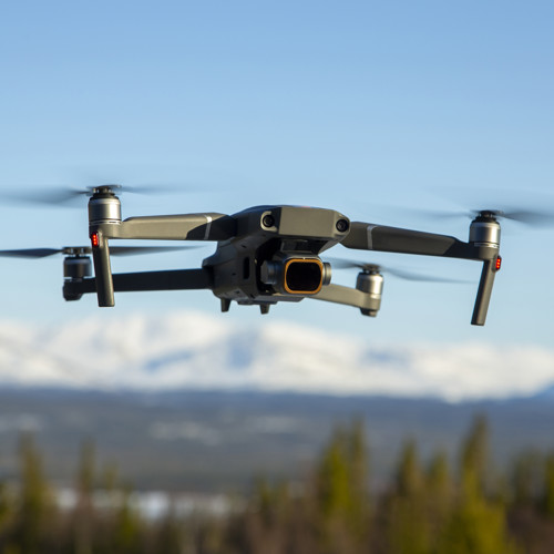 Bild på drönare i luften.