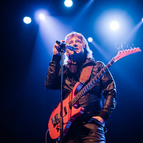 Janne Schaffer med en röd gitarr