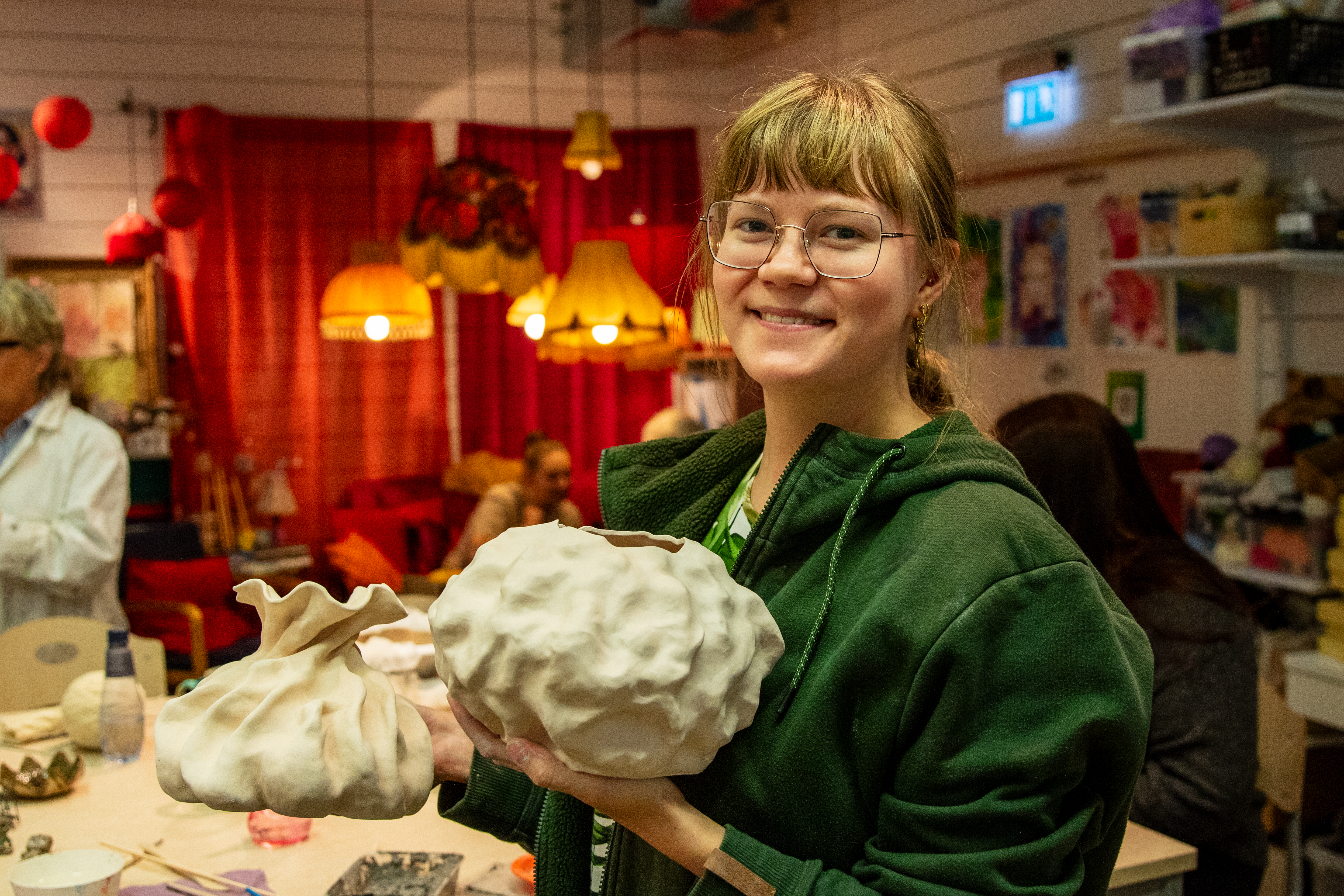 Louise visar sina vaser.