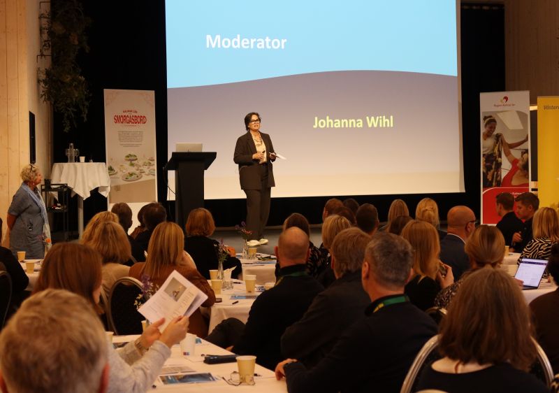 Moderator på Kompetensförsörjningsdagen på scen.