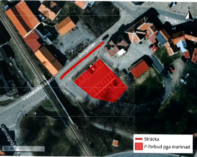 På Brogatan i Gamleby på markerat område får fordon inte stanna eller parkera.