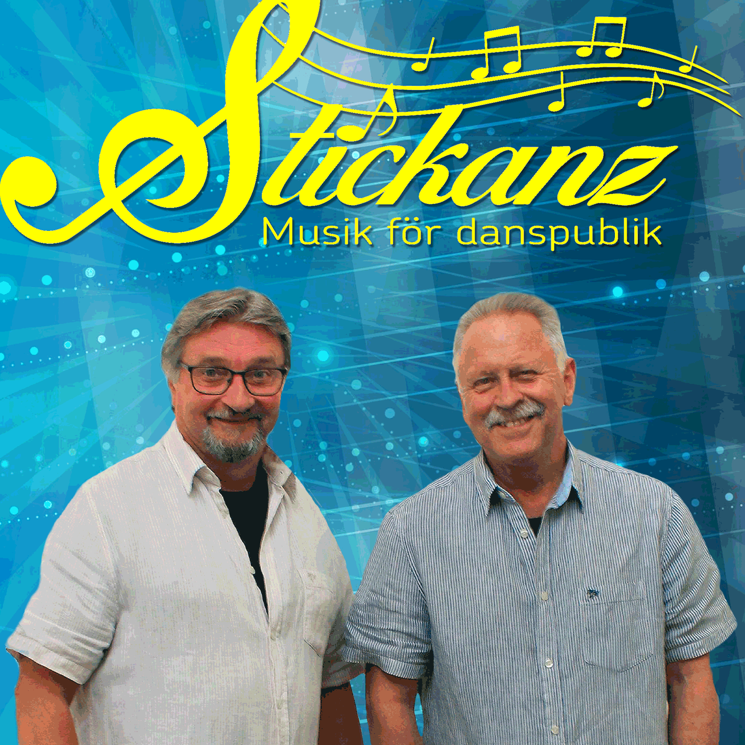 Vi ser killarna i stickans. De ser glada ut. Logotypen är ovanför dem och det är en blå bakgrund