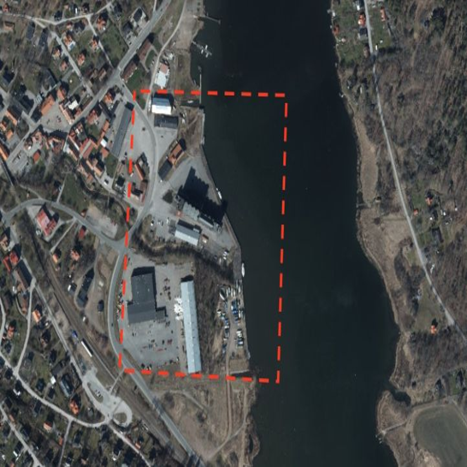 Flygbild över Gamleby hamn.