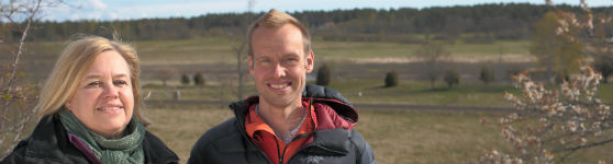 Gun Lindberg och Dennis Wiström framför jordbrukslandskap