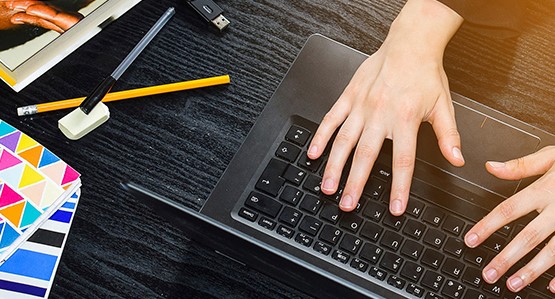 Händer som skriver på tangentbord