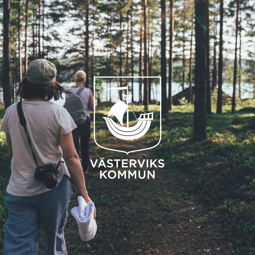 Person som går i skogen. 